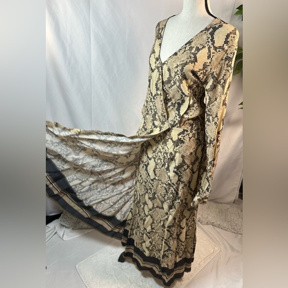 H&M Maxi Dress in Cream and Gray ๐๐๐ - Picture 9 of 12